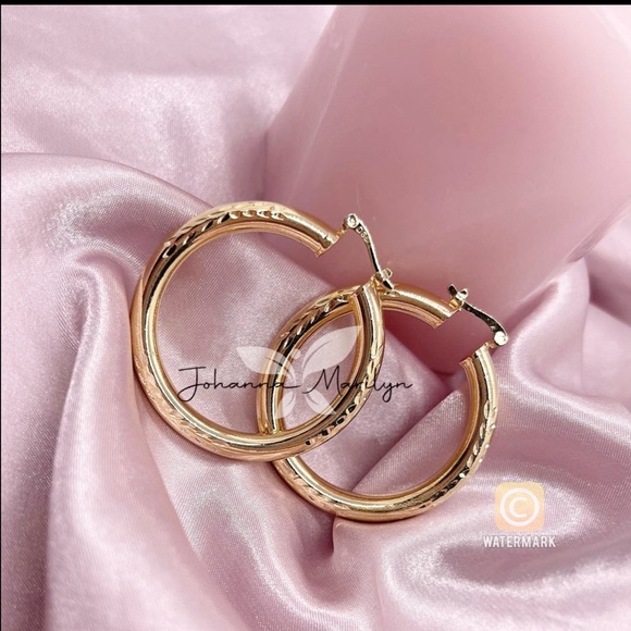 18k Gold Filled Diamond Cut Design Hoop Earrings 1.5” ✨ available in 2” & 1.25” - Picture 3 of 8